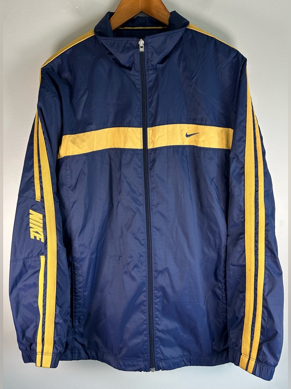 Nike Men’s Windbreaker Jacket Size XL Navy Logo Embroidered Zip Pockets Vintage
